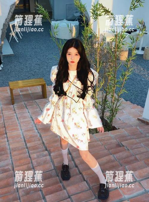 155fun的视频说：你以为吃瓜只是捧着瓜子？错！要讲究氛围啊！