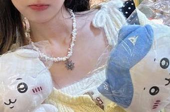 拿起手机，这是啥视频？哦，17c吃瓜里又是一波骚操作！哈哈！