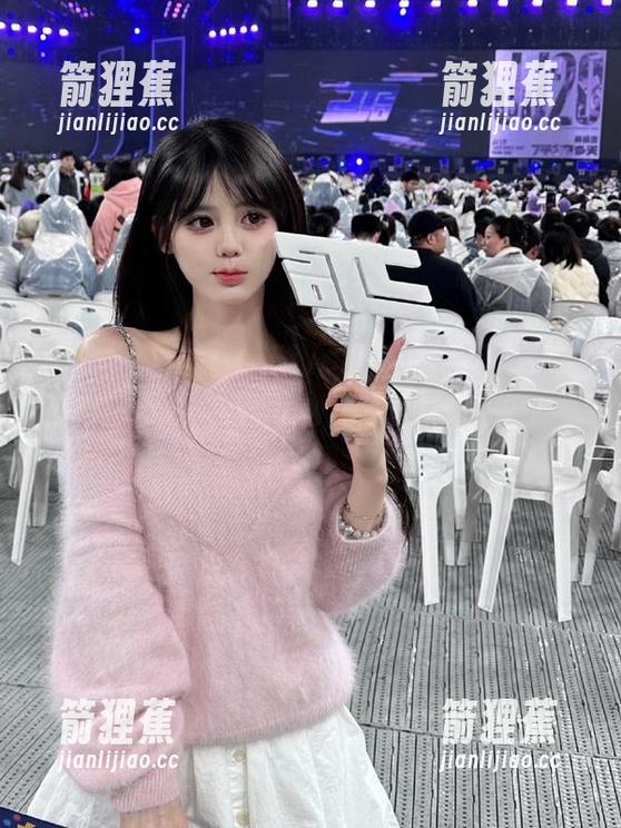 今天在17c吃瓜上登录，看到一位网友晒他的瓜场，感觉比我家菜园还丰富啊。