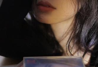 www.51吃瓜发布那张图，我就是好奇围着领子想—她在干嘛呢