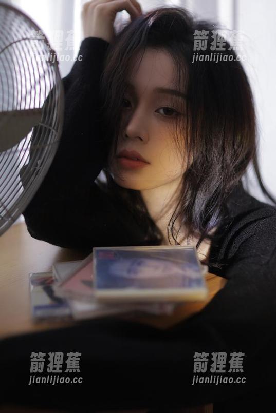 www.51吃瓜发布那张图，我就是好奇围着领子想—她在干嘛呢