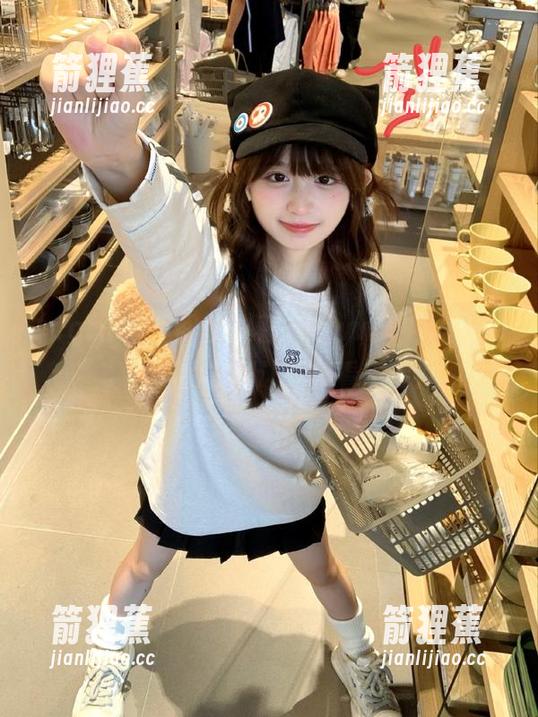 房间里放着“www.51cgfun”，安卓的悲剧让我越看越上瘾。