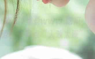登录www.吃瓜，看瓜的姿势，真有点“入戏太深”了