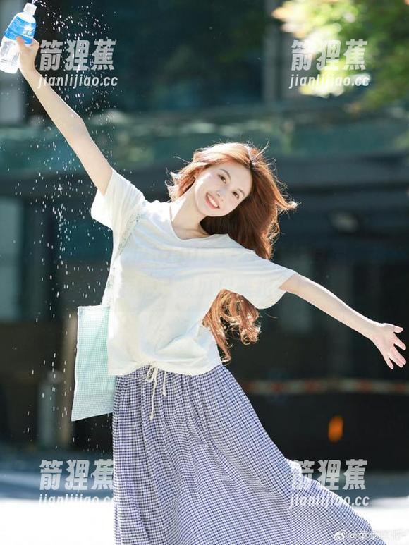 吃瓜51git官网：在线直播，我的表情已被瓜扭来扭去！