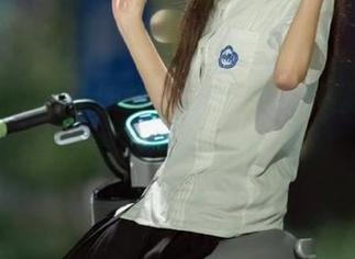 躺在沙发上，吃瓜网视频随心看，别说我没告诉你